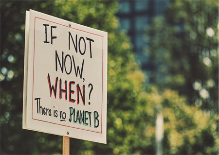 Skylt med texten: If not now, when? There is no Planet B.