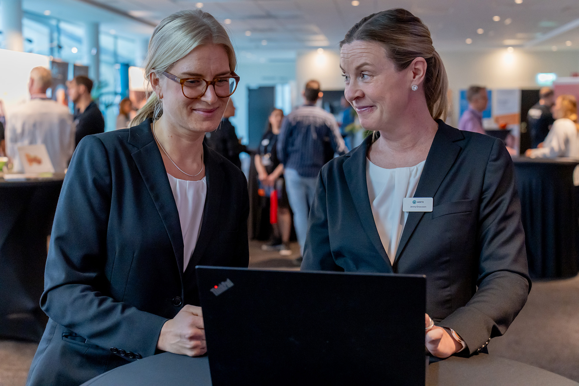 Två medarbetare på Meetx sitter vid en dator