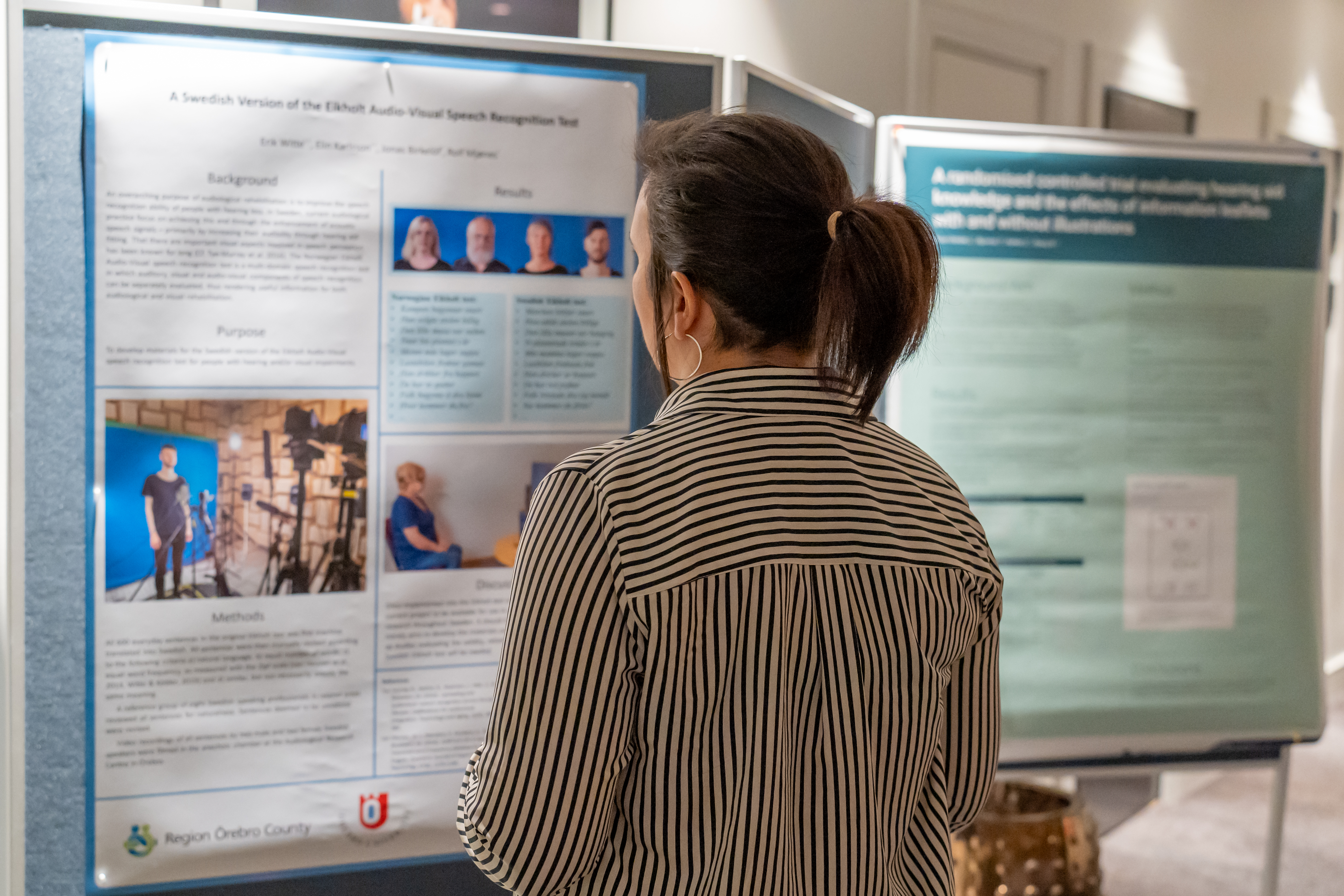 Kvinna som står framför affischer