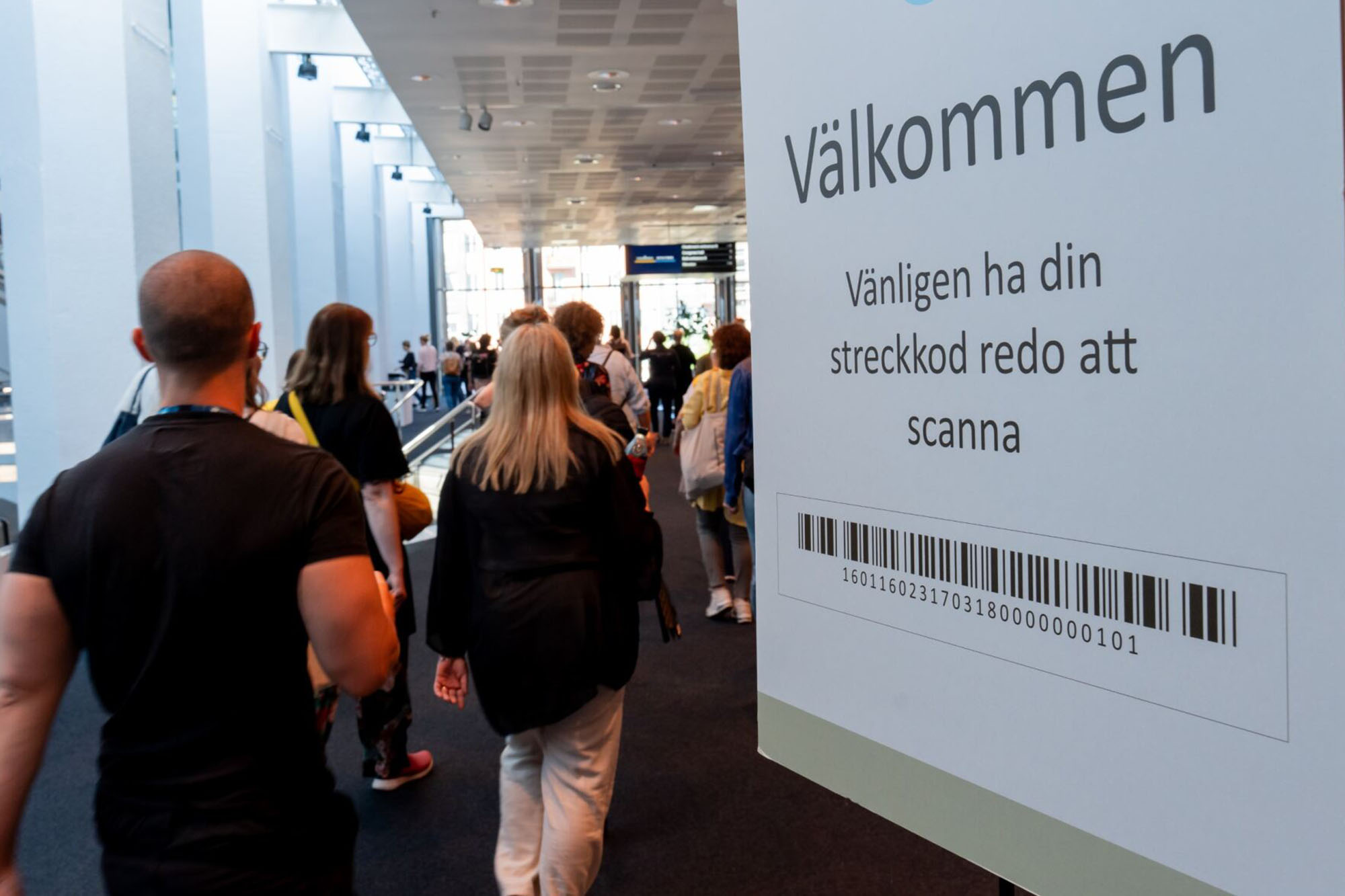 Skylt med texten Välkommen, vänlig ha din streckkod redo att scanna