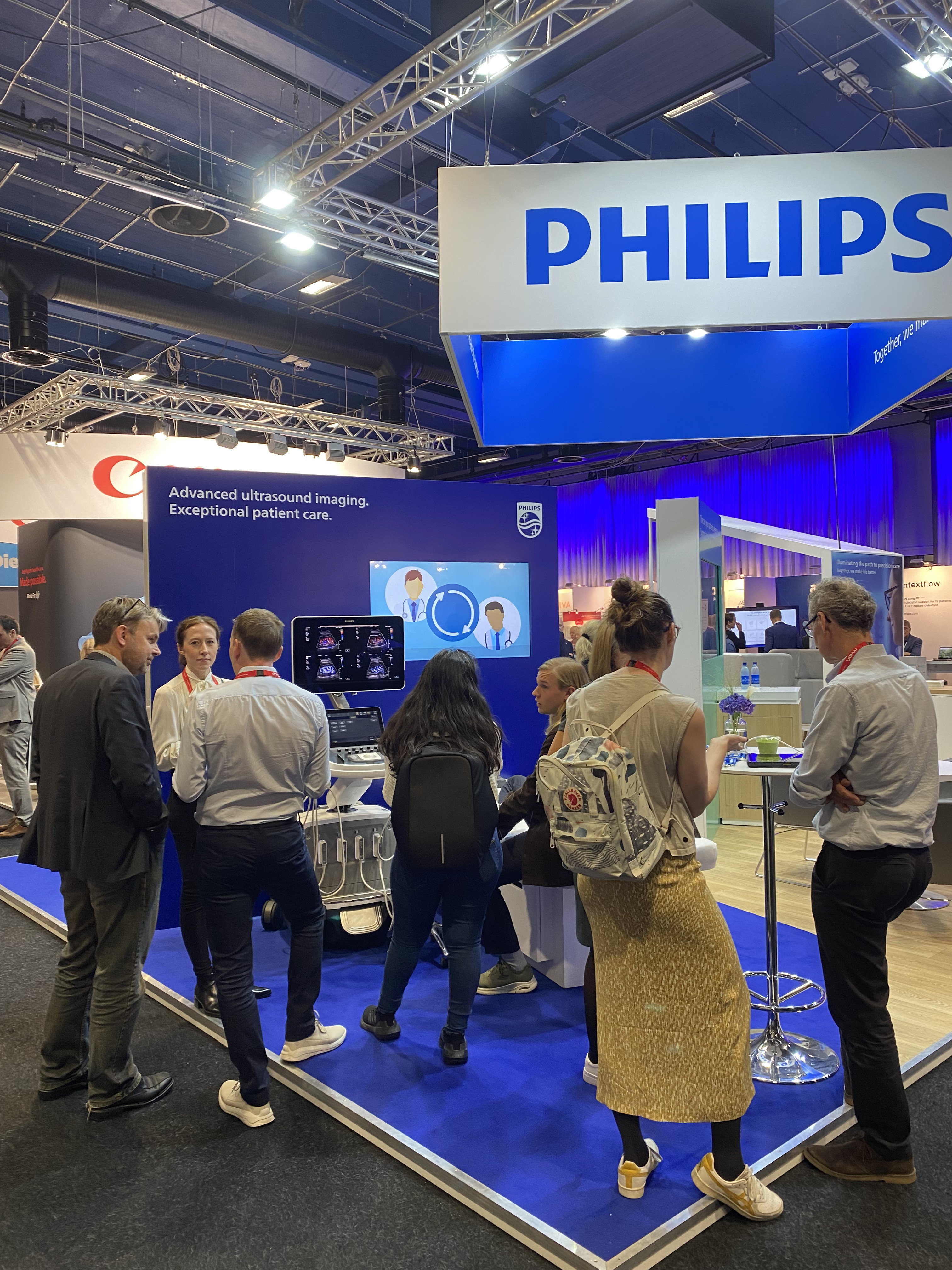 Besökare på mässa